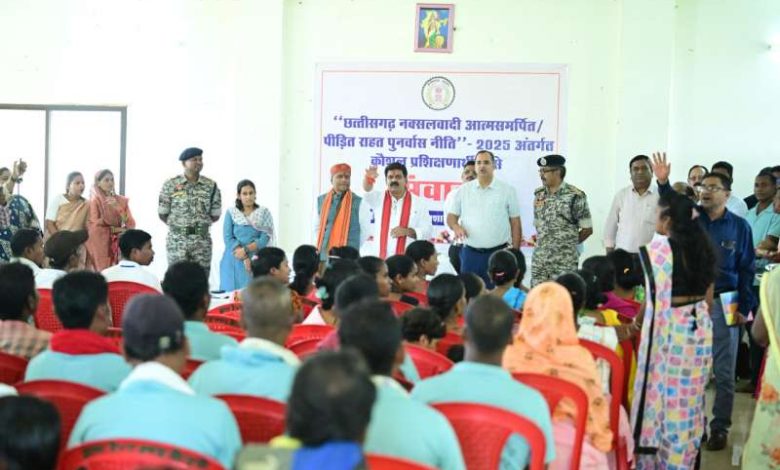 आत्मसमर्पित नक्सलियों के बीच पहुँचे उपमुख्यमंत्री विजय शर्मा – राखी