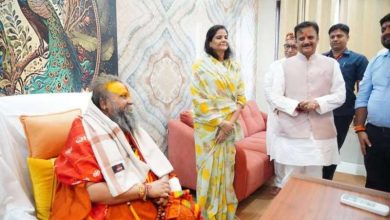 उप मुख्यमंत्री शुक्ल ने गोवर्धन में मलूकपीठाधीश्वर राजेन्द्रदास जी महाराज