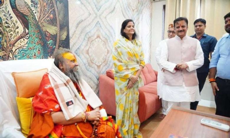 उप मुख्यमंत्री शुक्ल ने गोवर्धन में मलूकपीठाधीश्वर राजेन्द्रदास जी महाराज