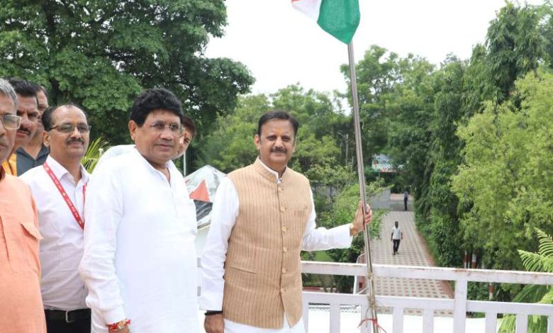 उप मुख्यमंत्री शुक्ल ने शासकीय आवास पर फहराया तिरंगा