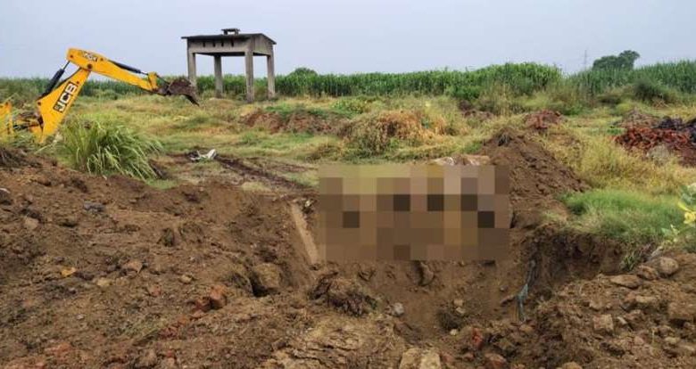 ऊंट के शव को लेकर विवाद, पुलिस ने निकलवाया बाहर, कराया पोस्टमॉर्टम 1 ऊंट के शव को लेकर विवाद पुलिस ने निकलवाया बाहर