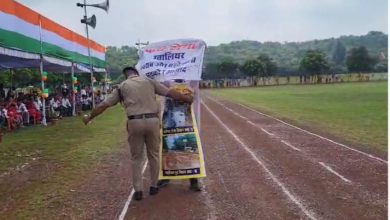 खराब सड़कों पर प्रदर्शन करने आया युवक मंच तक पहुंचने