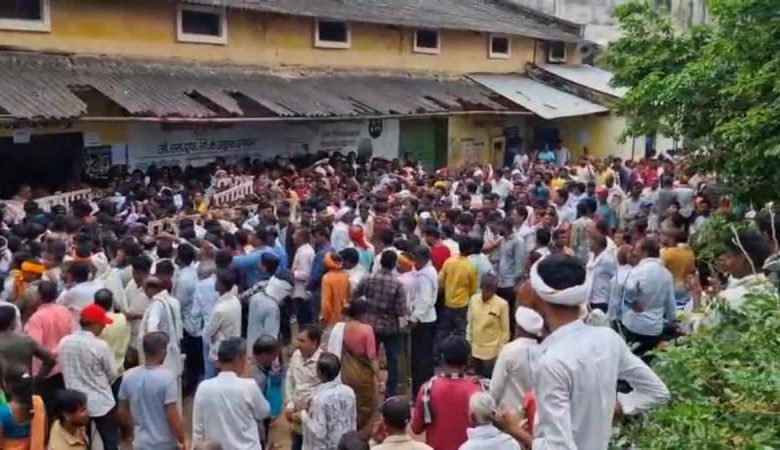 खाद न मिलने से छिंदवाड़ा में हंगामा गुस्साई महिला ने