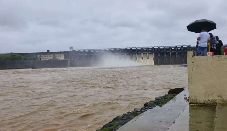 गंगा शारदा का रौद्र रूप यूपी के कई जिले बाढ़ की