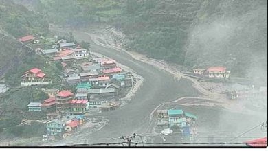 गंगोत्री हाईवे लैंडस्लाइड से बंद फंसे यात्रियों को निकालने में