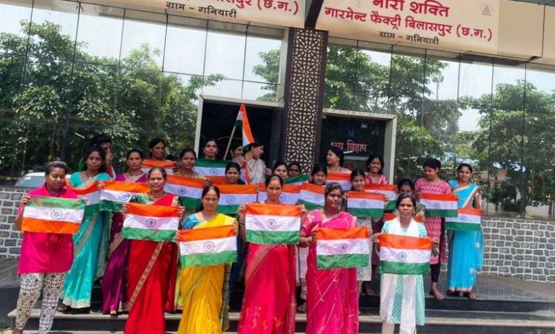 गनियारी की दीदियां जुटीं तिरंगा निर्माण में मिला डेढ़ लाख