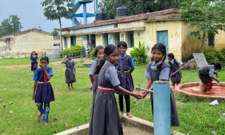 ग्राम सिरियाखोह के शालाओं और आँगनबाड़ी केन्द्र में एफएचटीसी कनेक्शन से शुरू हुई स्वच्छ जल की आपूर्ति 1 ग्राम सिरियाखोह के शालाओं और आँगनबाड़ी केन्द्र में एफएचटीसी कनेक्शन