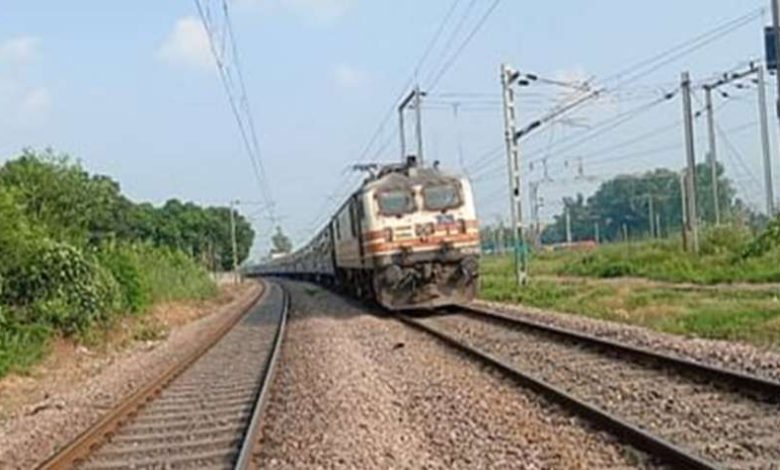 ग्वालियर भोपाल एवं ग्वालियर प्रयागराज एक्सप्रेस में 2 सामान्य श्रेणी कोच की