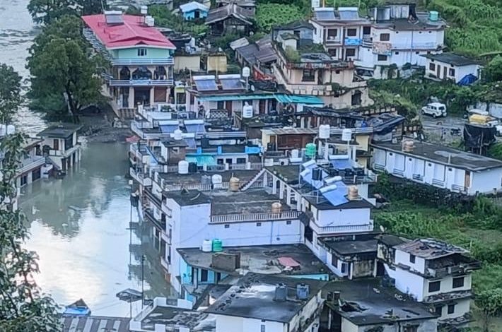 घरों में घुसा पानी, मोटर पुल भी डूबा 1 घरों में घुसा पानी मोटर पुल भी डूबा