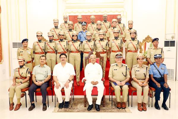 जनता के बीच आपकी उपस्थिति भय नहीं विश्वास का प्रतीक