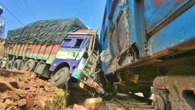 ट्रक का कंप्रेशर पाइप फटा तो चालक ने रेलवे ट्रैक