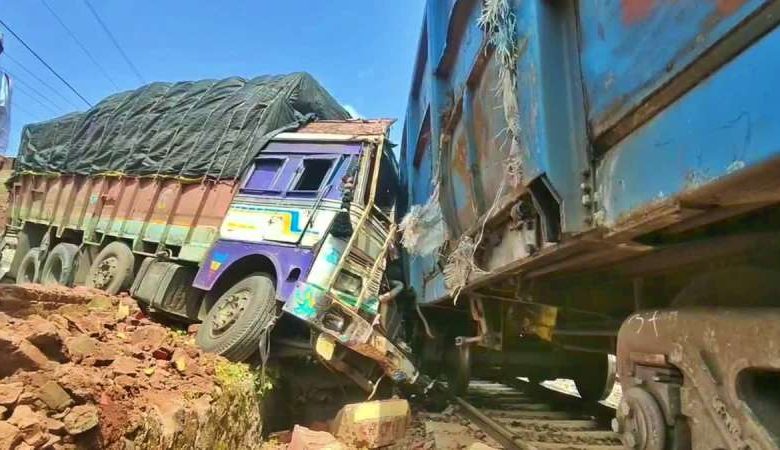 ट्रक का कंप्रेशर पाइप फटा तो चालक ने रेलवे ट्रैक