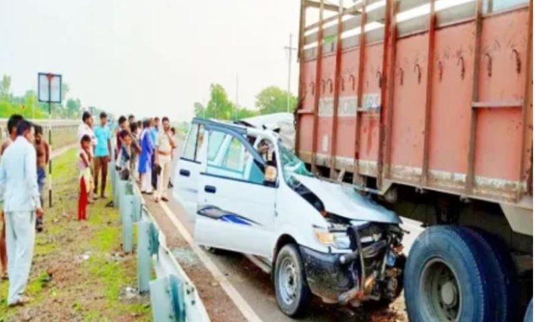 ट्रैवलर और ट्रक की जोरदार भिड़ंत मातम में बदली यात्रा