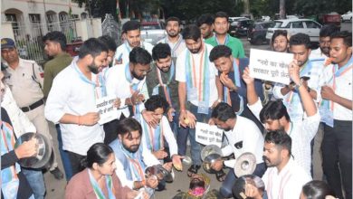 ड्रग्स रैकेट के खिलाफ विरोध में NSUI का नाटकीय अंदाज़