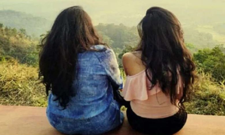 दो युवतियों को हुआ ‘प्यार घर से हो गईं फरार