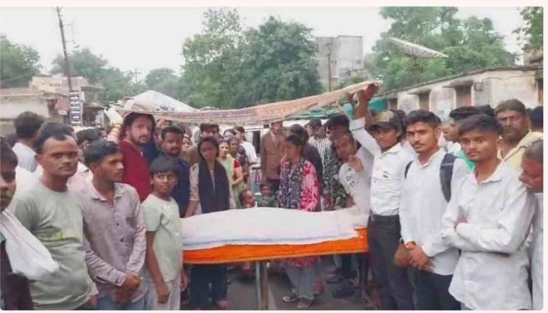 धार में हंगामास्कूल में प्रताड़ना से तंग आकर छात्रा ने