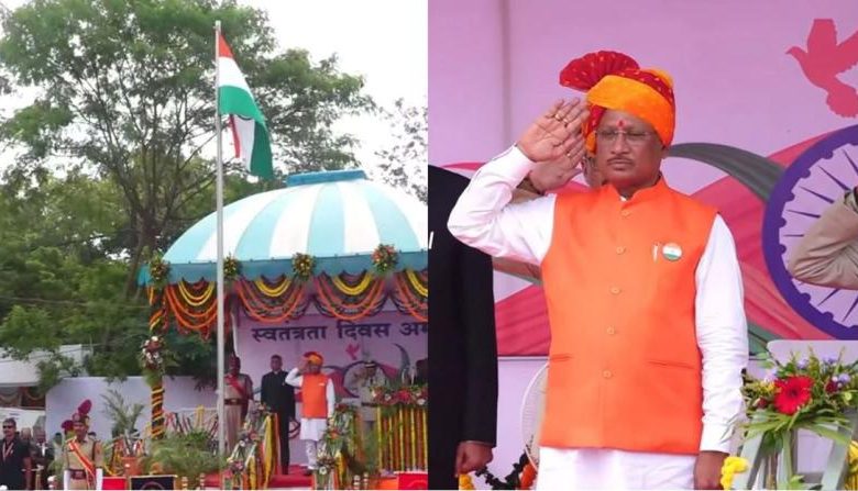 ध्वजारोहण के बाद परेड में ली सलामी गूंजे देशभक्ति के