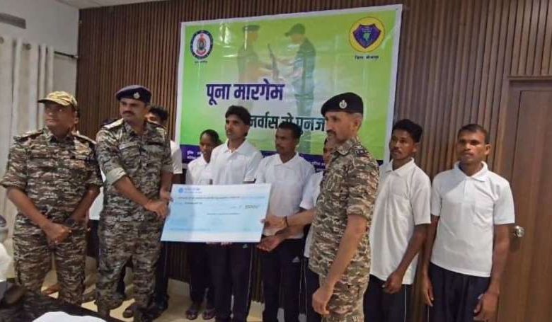 नक्सल मोर्चे पर बड़ी जीत इनामी नक्सलियों ने कहा अब