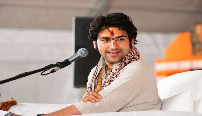 पंडित धीरेंद्र शास्त्री पर आरोप लगाने वाले प्रोफेसर की बढ़ीं मुश्किलें, जेल जाने की आशंका 1 पंडित धीरेंद्र शास्त्री पर आरोप लगाने वाले प्रोफेसर की बढ़ीं