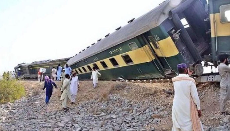 पाकिस्तान में बेपटरी हुई ट्रेन एक की मौत 20 जख्मी