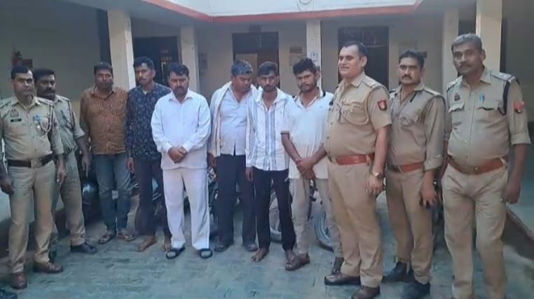 पुलिस निकली जुआ संचालक आगरा में छापे के दौरान कांस्टेबल