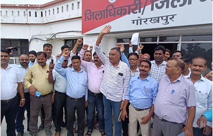 पेशकार के इस्तीफे के बाद कर्मचारियों ने रोका काम