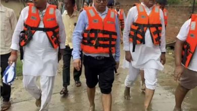 बाढ़ग्रस्त इलाकों में मंत्री का जमीनी निरीक्षण DM SP भी दौड़ते
