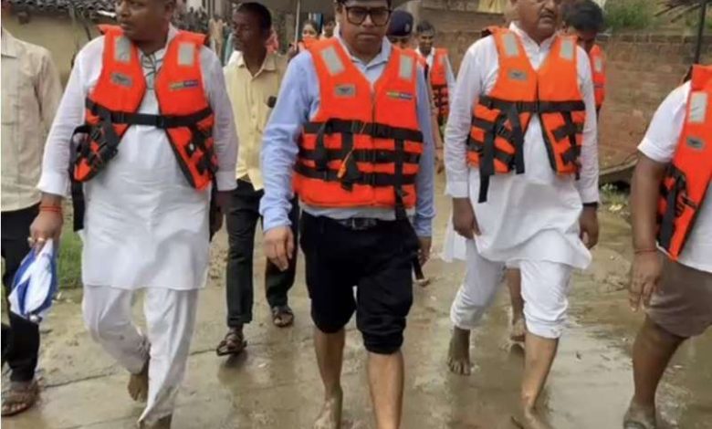 बाढ़ग्रस्त इलाकों में मंत्री का जमीनी निरीक्षण DM SP भी दौड़ते