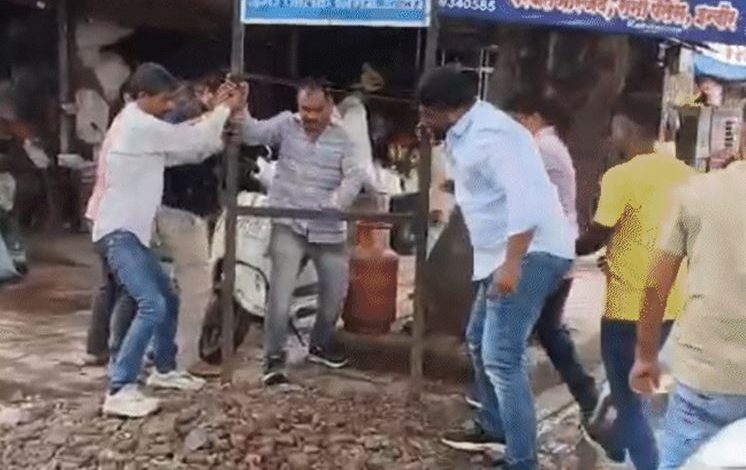 बिना इजाजत लगे पोस्टरों पर कार्रवाई, दोषियों पर होगी सख्त कार्यवाही 1 बिना इजाजत लगे पोस्टरों पर कार्रवाई दोषियों पर होगी सख्त