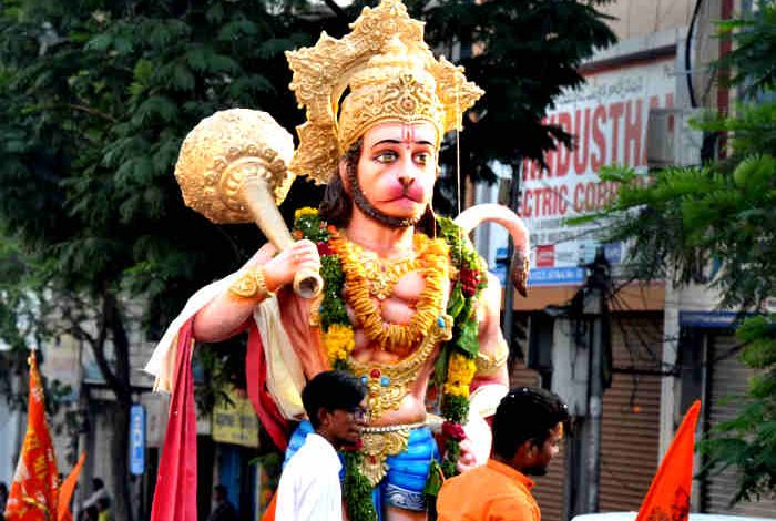 बेहद शक्तिशाली है हनुमान चालीसा की ये चौपाई रोजाना करें