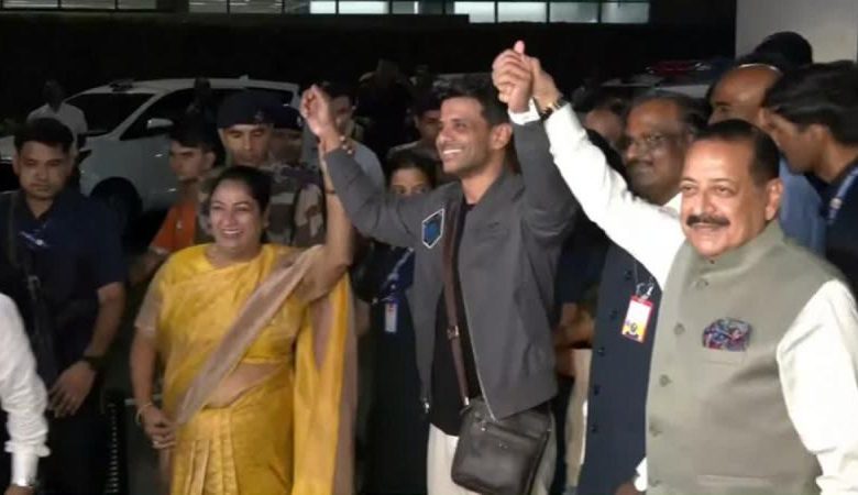 भारत लौटे शुभांशु शुक्ला का दिल्ली एयरपोर्ट पर हुआ ढोल नगाड़े