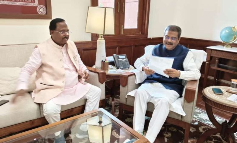 मंत्री रामविचार नेताम ने दिल्ली में केंद्रीय शिक्षा मंत्री धमेंद्र