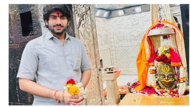 महाकाल मंदिर के गर्भगृह में विधायक गोलू शुक्ला और उनके