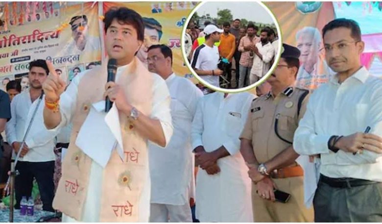 महाराज’ ने किया कलेक्टर को सम्मानित, तालियों से गूंजा पंडाल, नेता रह गए हैरान 1 महाराज ने किया कलेक्टर को सम्मानित तालियों से गूंजा पंडाल