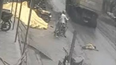 महिला ने तेज रफ्तार ट्रेलर के आगे कूदकर दी जान