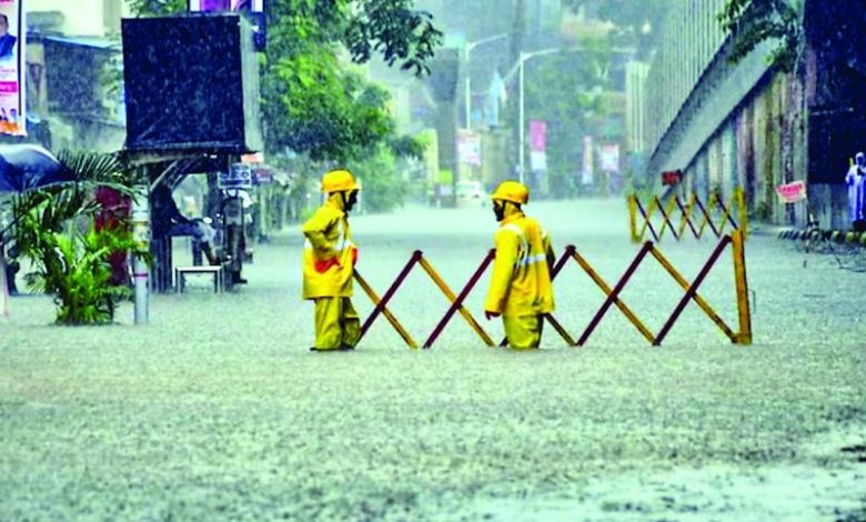 मुंबई जलमग्न ट्रेनें फ्लाइट्स ठप 14 की मौत