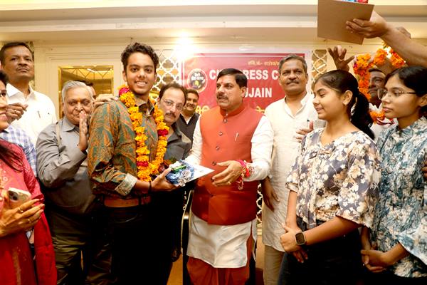 मुख्यमंत्री डॉ यादव ने पत्रकारों के मेधावी बच्चों का किया