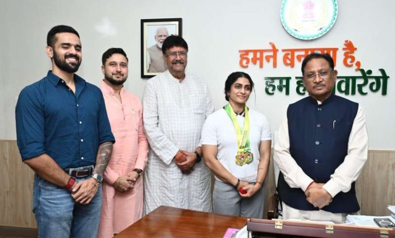 मुख्यमंत्री से एशियन अफ्रीकन पैसिफिक पावरलिफ्टिंग चैंपियनशिप की स्वर्ण पदक