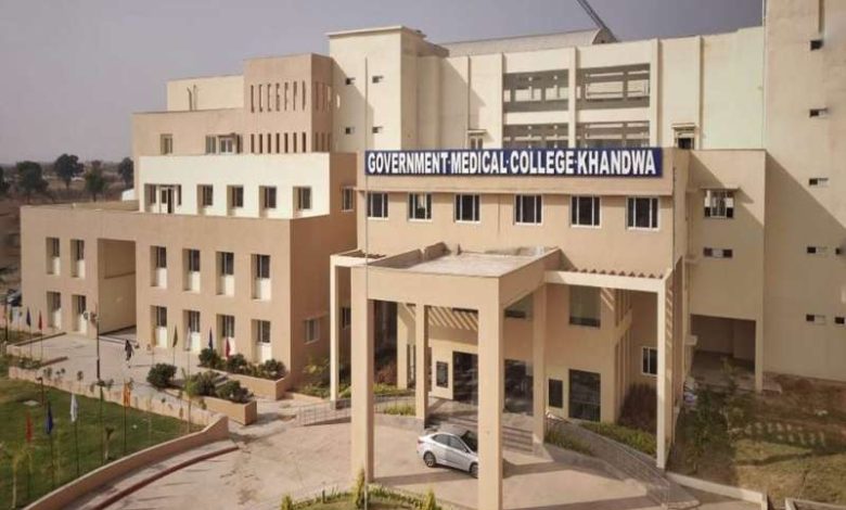 मेडिकल कॉलेज मेस में गंदगी का भंडाफोड़ फूड सेफ्टी टीम