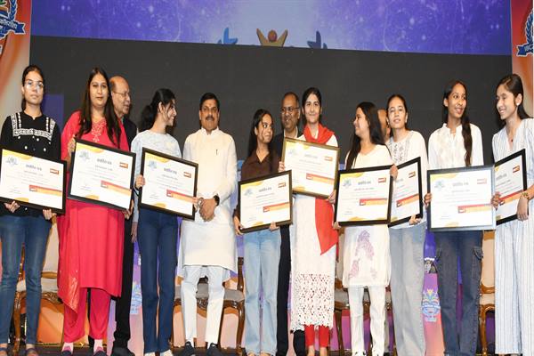 मेधावी विद्यार्थियों के प्रोत्साहन के लिए तत्पर है राज्य सरकार