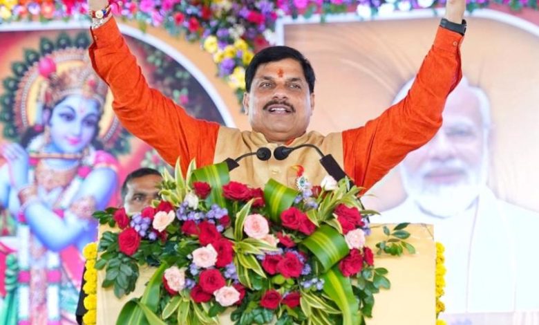 मोहन यादव ने रायसेन में मनाई जन्माष्टमी दोस्तों की मदद