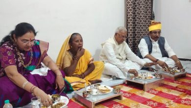 राज्यपाल पटेल ने बिरवा में ईमलाबाई के घर किया भोजन