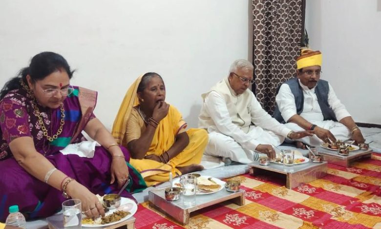 राज्यपाल पटेल ने बिरवा में ईमलाबाई के घर किया भोजन