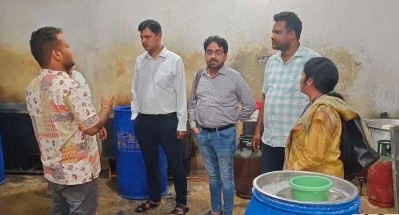 रायपुर में गंदगी से बन रहा पनीर नीले ड्रम और