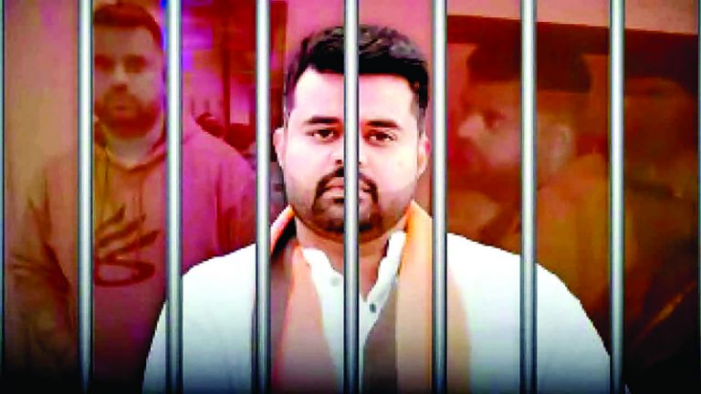 रेप केस में पूर्व प्रधानमंत्री देवेगौड़ा के पोते को उम्रकैद, 10 लाख का जुर्माना भी लगा 1 रेप केस में पूर्व प्रधानमंत्री देवेगौड़ा के पोते को उम्रकैद