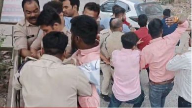 लोकतंत्र पर हमला पुतले को चुनकर भागा पुलिसकर्मी प्रदर्शनकारी भौंचक्के
