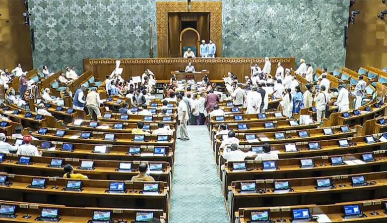विपक्षी सांसदों के हंगामे के चलते दोनों सदनों की कार्यवाही