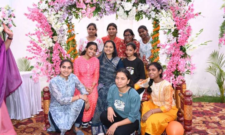 सावन के रंगों में रंगा मंत्री निवास, महिला पत्रकारों संग मंत्री लक्ष्मी राजवाड़े ने लिया उत्सव का आनंद 1 सावन के रंगों में रंगा मंत्री निवास महिला पत्रकारों संग