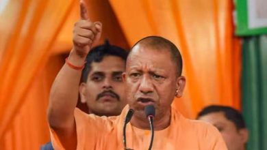 सीएम योगी ने तिरंगा फहराकर दी बधाई आजादी को बताया