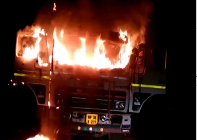 सीहोर वेयरहाउस में आग का तांडव ट्रक चपेट में दमकलकर्मियों